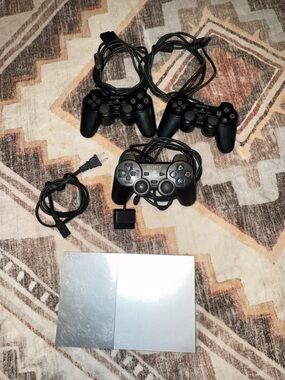 Sony PlayStation2 w/ Wired Controller 3-Pack with Cables +game